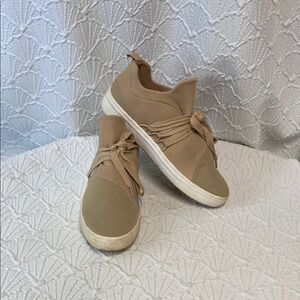 Steve Madden size 9 1/2  Beige‎ blush pink Sneakers slip on soft comfy casual